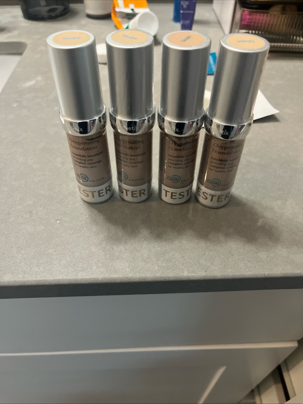 Oxygenating Liquid Foundation - taupe (set of 4)